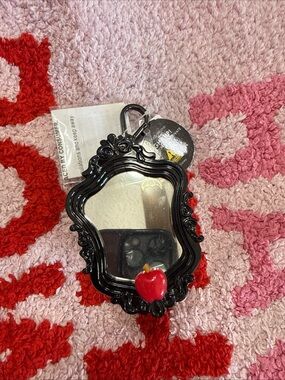 BBW DISNEY VILLAIN SANITIZER HOLDER